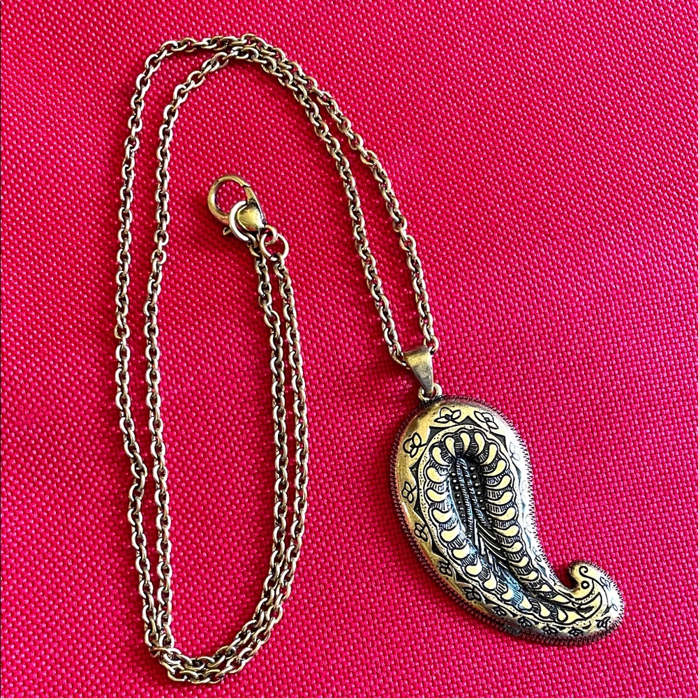 Elegant Gold Paisley Pendant Necklace